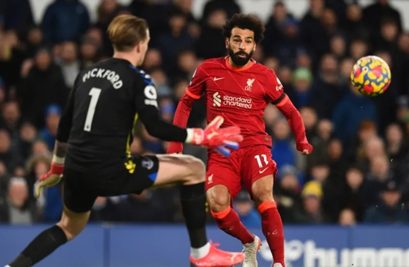 “Đại gia” toàn thắng sân khách, đường đua tiếp tục căng thẳng ảnh 2