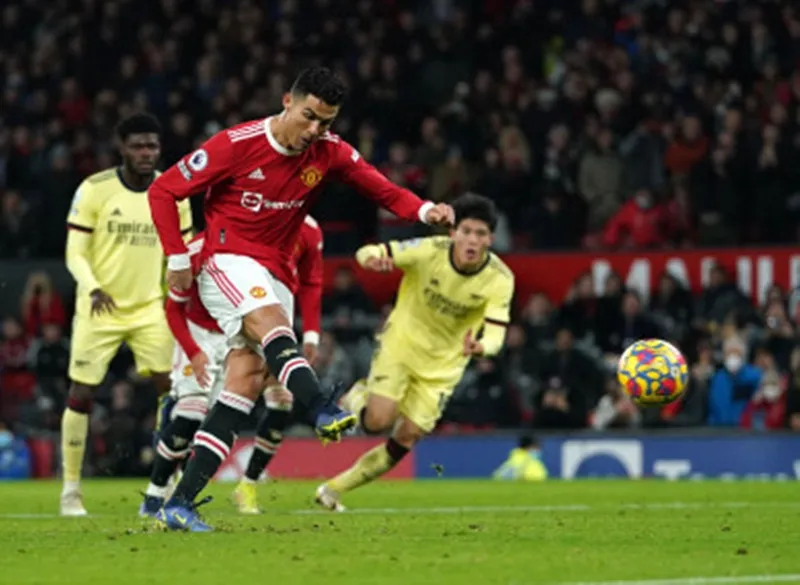 Ronaldo vượt mốc 800 bàn, Man.United ngược dòng thắng Arsenal ảnh 1