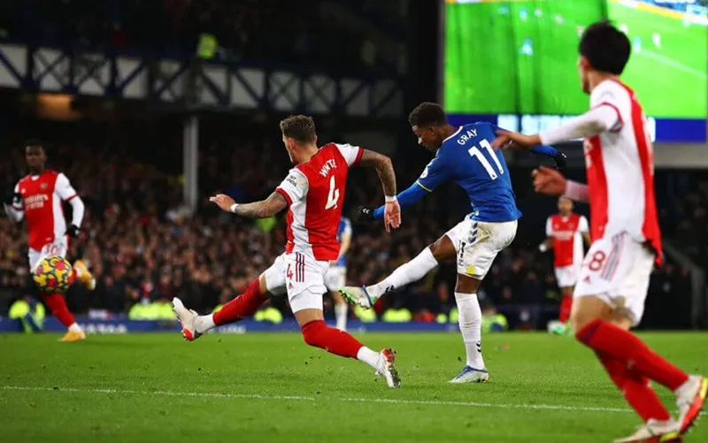 Demarai Gray tung cú sút ghi bàn tuyệt đẹp ấn định chiến thắng. Ảnh: Getty Images