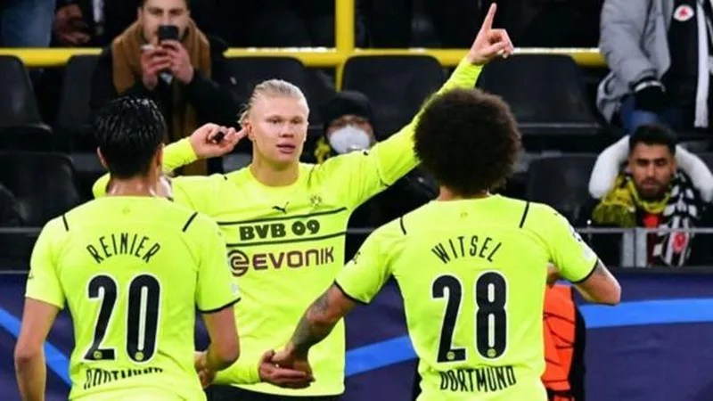 Erling Haaland trở lại khi mọi thứ đã quá muộn với Borussia Dortmund.