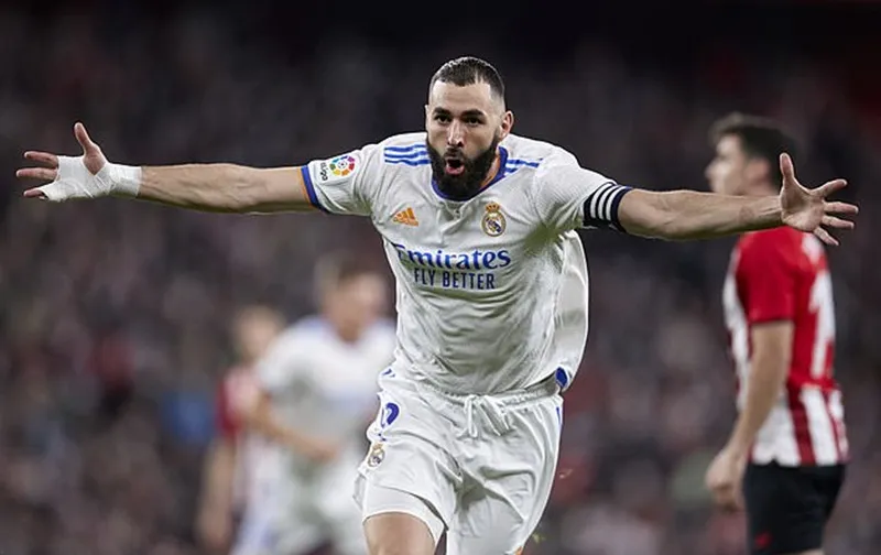 Karim Benzema tiếp tục tỏa sáng trên hàng công của Real.