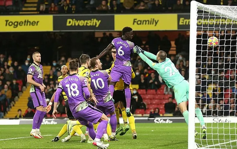 Davinson Sanchez đánh đầu ghi bàn quyết định cho Tottenham. Ảnh: Getty Images