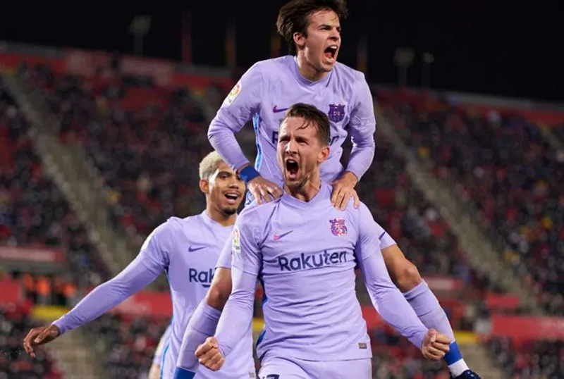 Luuk de Jong mừng bàn thắng giúp Barcelona kiệt quệ nhân sự thắng tại Mallorca.