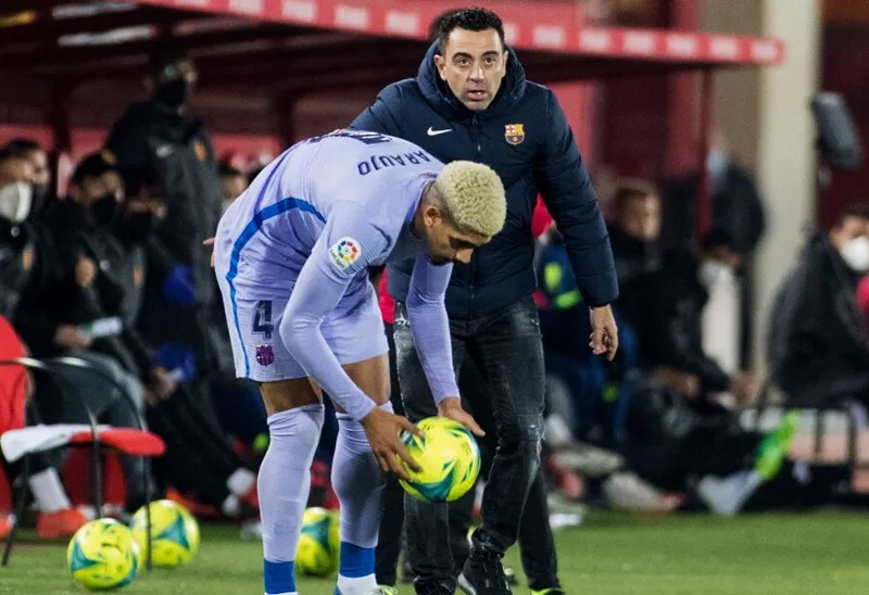 De Jong giúp Barca thắng trận đầu năm ảnh 1