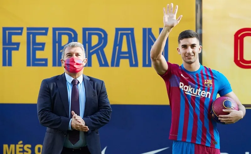 Ferran Torres chính thức ra mắt người hâm mộ tại sân Camp Nou hôm thứ hai.