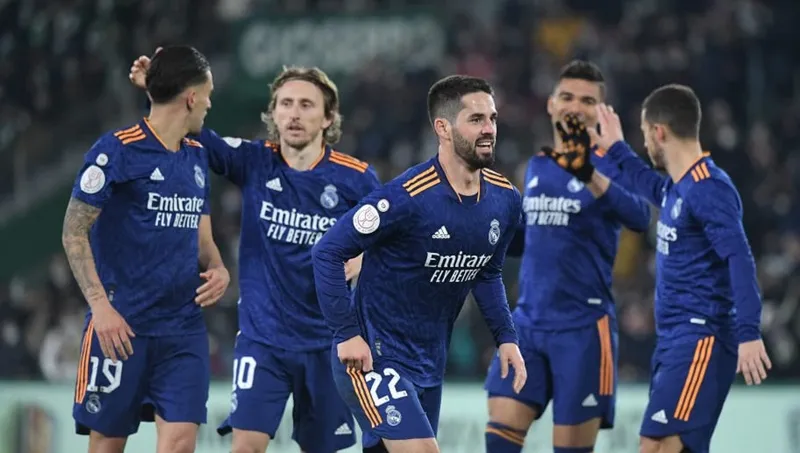 Barca thành cựu vô địch, Real vươn mình ứng viên số 1 ảnh 1