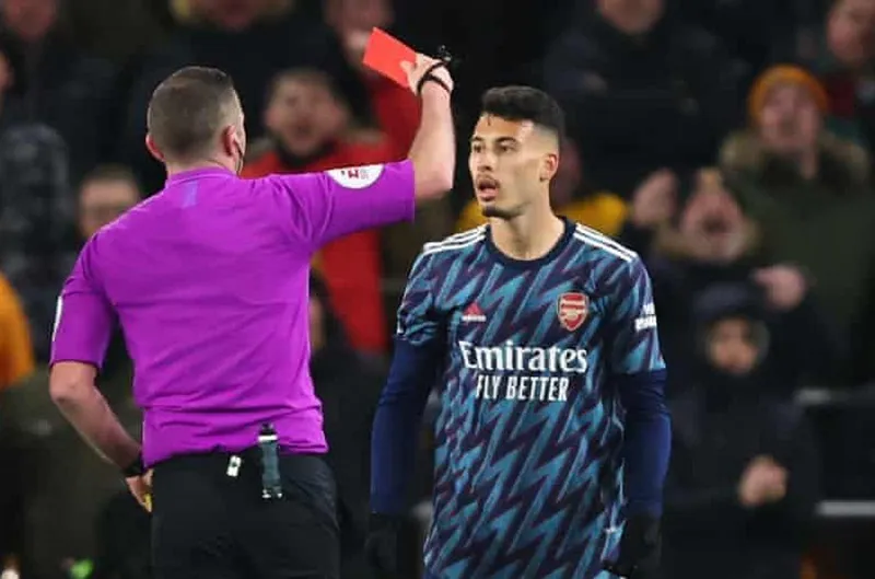 Chiếc thẻ đỏ hy hữu của tiền đạo Gabriel Martinelli. Ảnh: Getty Images