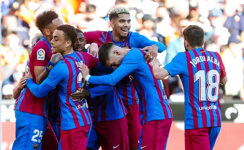 Aubameyang bừng sáng với cú hat-trick cho Barca ảnh 1