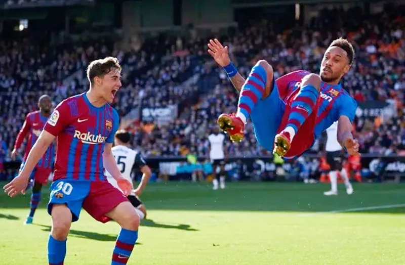 Pierre Emerick-Aubameyang tìm lại động tác ăn mừng bàn thắng quen thuộc.