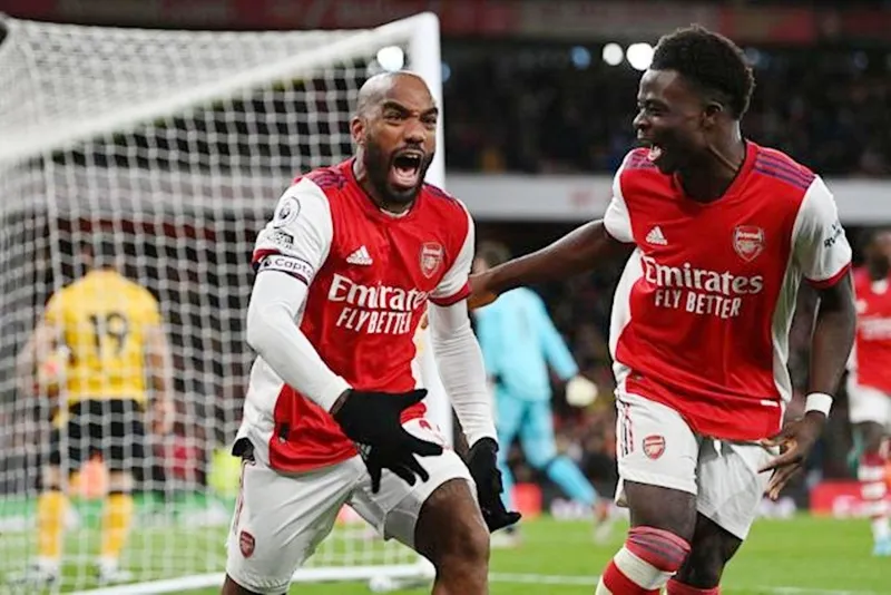 Alexandre Lacazette phấn khích sau khi góp công vào bàn thắng quyết định. Ảnh: Getty Images