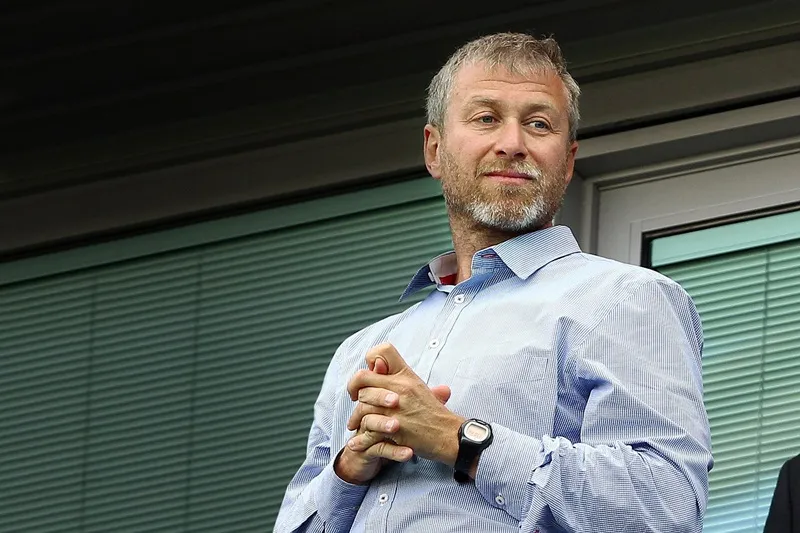 Roman Abramovich đã phải bán Chelsea sau gần 20 năm sở hữu.