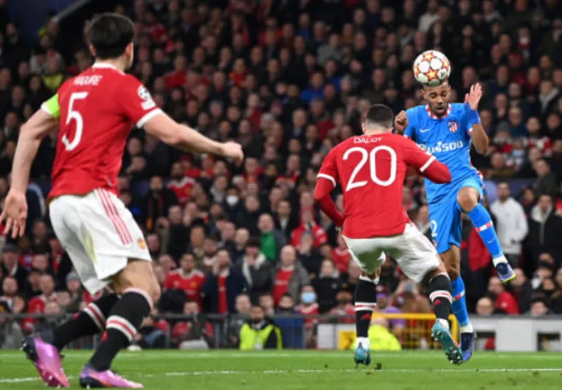 Renan Lodi ung dung đánh đầu ghi bàn từ đường chuyền của Antoine Griezmann.