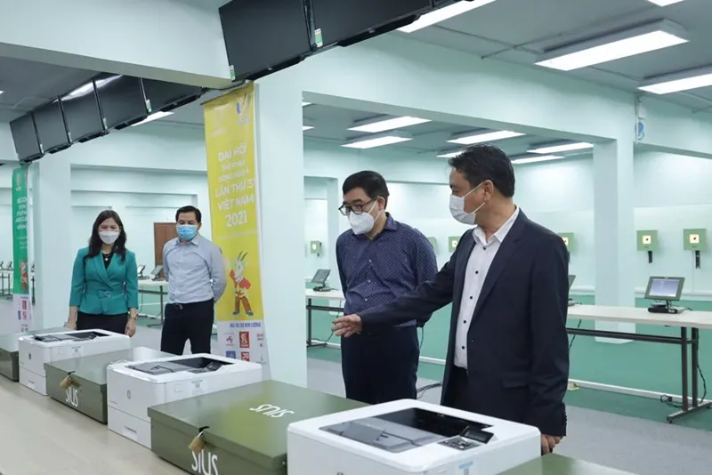 Lãnh đạo Bộ VH-TT-DL thị sát trường bắn súng quốc gia. Ảnh: TÚ TÚ