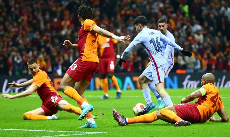 Pedri “ngượng ngùng” khi được so sánh với Messi ảnh 1