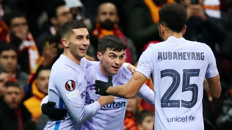 Pedri (giữa) tiếp tục phát triển tài năng trong màu áo Barca.