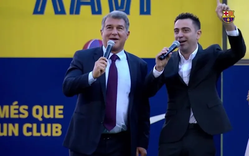 Chủ tịch Joan Laporta tiếp tục cho thấy sự ủng hộ lớn dành cho HLV Xavi.