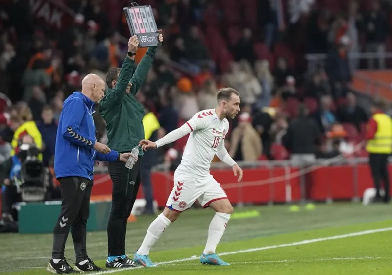 Eriksen ghi bàn chỉ 2 phút sau màn tái xuất ảnh 1
