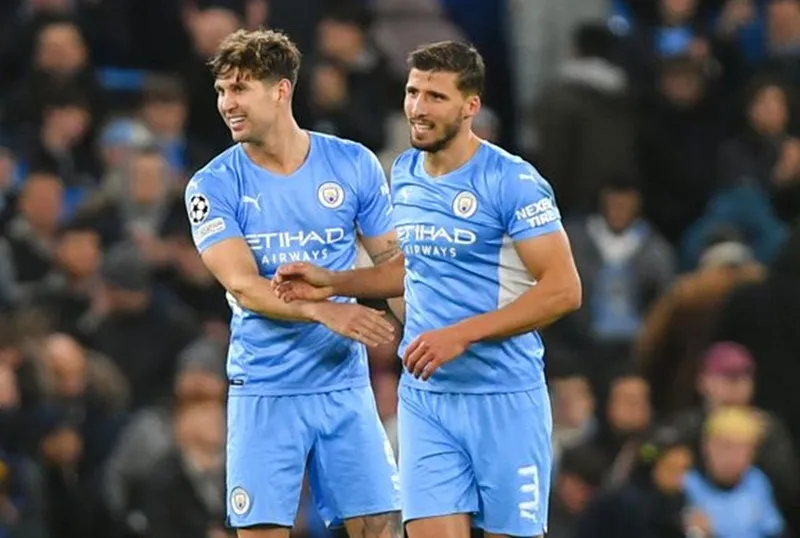 Thể trạng của bộ đôi trung vệ John Stones (trái) và Ruben Dias là điều HLV Pep Guardiola lo lắng.