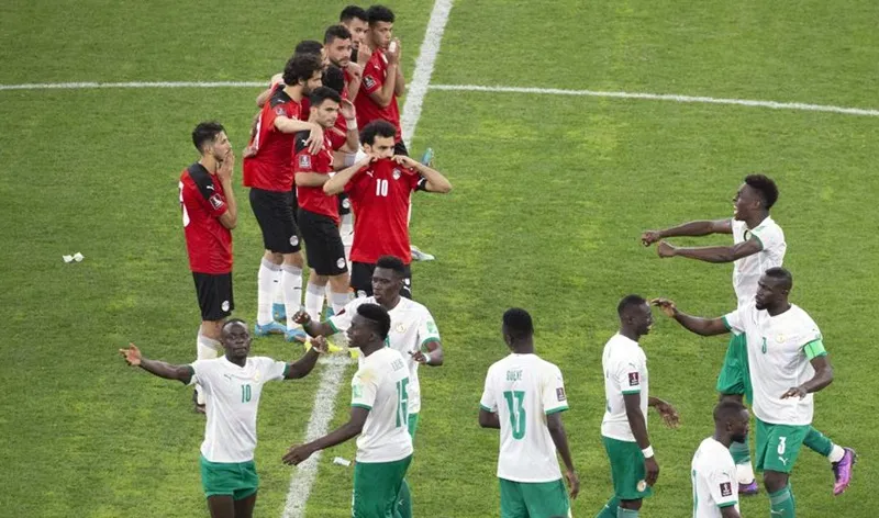 Mohamed Salah một lần nữa ngậm ngùi nhìn Sadio Mane ăn mừng.