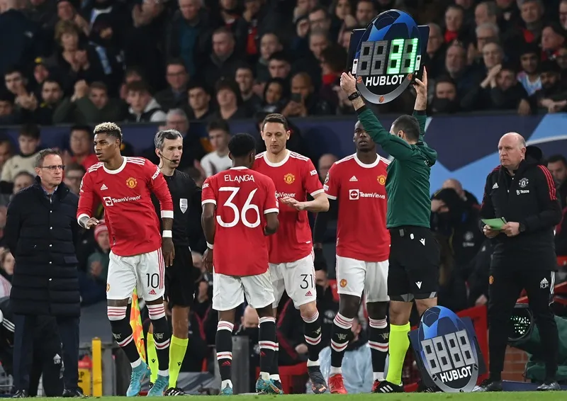 Premier League cho phép sử dụng 5 quyền thay người mỗi trận từ mùa giải 2022-2023.