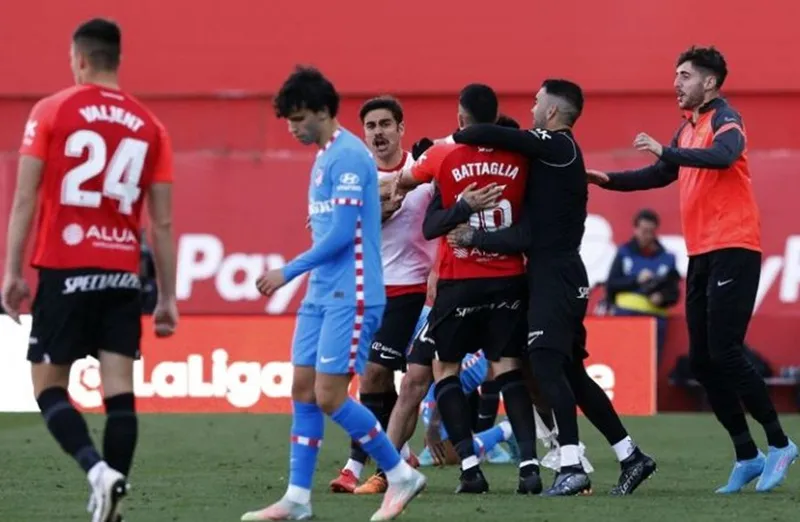 Atletico Madrid thất vọng trước sự vui mừng của cầu thủ Mallorca.