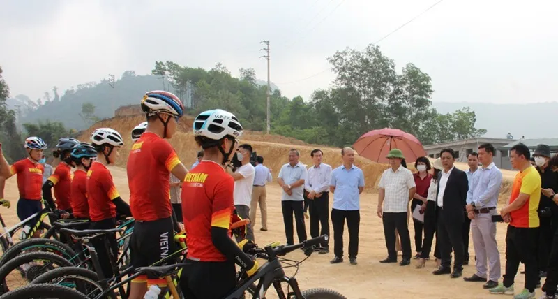 Lãnh đạo Bộ VH-TT-DL và Tổng cục TDTT làm việc trực tiếp tại đường đua ở Hòa Bình. Ảnh: ĐỖ HÀ.BHB