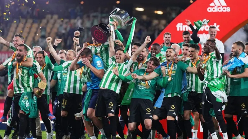 Real Betis hạnh phúc khi giải cơn khát danh hiệu sau 17 năm.