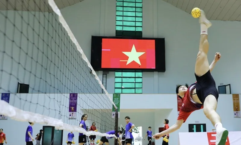 Thành viên đội tuyển cầu mây Việt Nam được tạo điều kiện tập luyện tại nhà thi đấu Hoàng Mai. Ảnh: NAM NGUYỄN.TQ