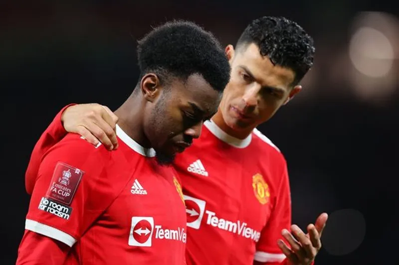 Anthony Elanga lắng nghe Cristiano Ronaldo ngay cả trên sân.