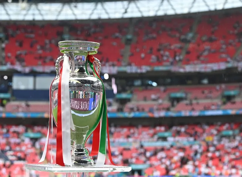 UEFA loại Nga khỏi cuộc đua xin đăng cai Euro 2028 hoặc 2032, gia hạn án cấm đối với các CLB của Nga ở mùa giải tới.