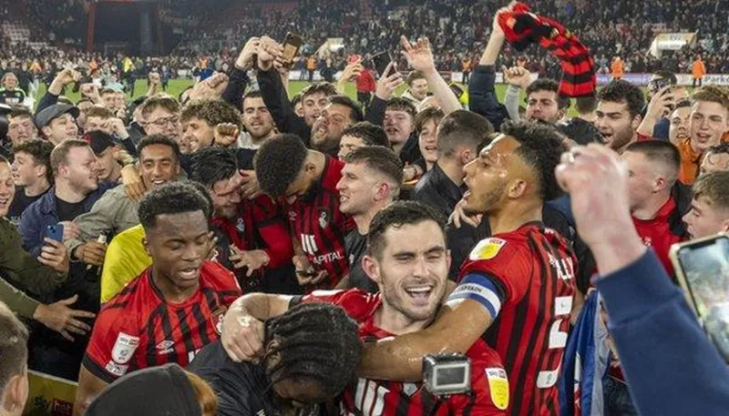 Cầu thủ và người hâm mộ Bournemouth hạnh phúc trở lại Premier League sau 2 năm.