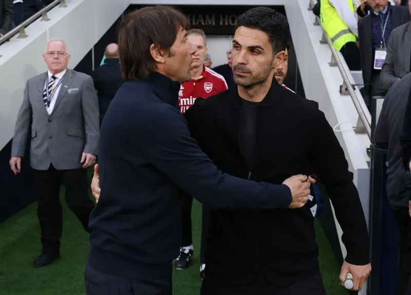 HLV Antonio Conte đã khuyên đồng nghiệp trẻ Mikel Arteta đừng phàn nàn quá nhiều.