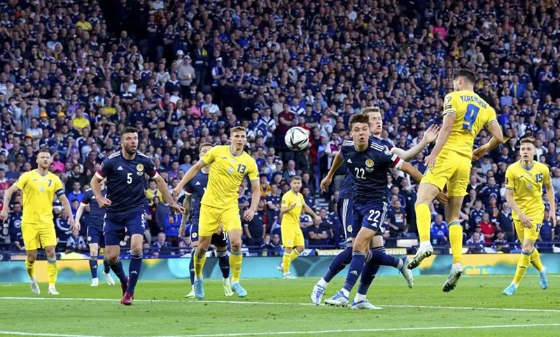 Roman Yaremchuk đánh đầu ghi bàn ở phút 49, nâng tỉ số lên 2-0.