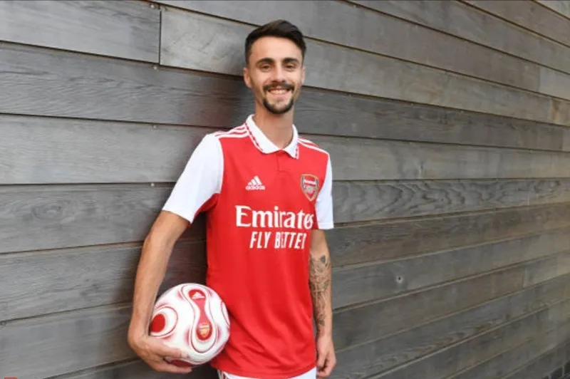 Tiền vệ Fabio Vieira đã trở thành tân binh thứ 3 của Arsenal.
