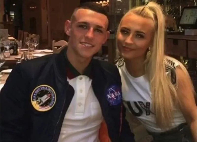 Phil Foden xem ra tiếp tục làm điều có lỗi và cô bạn gái Rebecca Cooke.