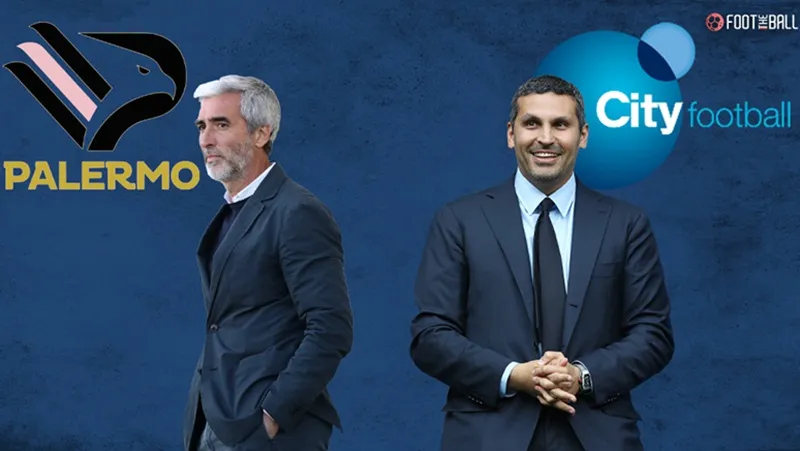 Giám đốc điều hành Man.City, Ferran Soriano (phải) trong buổi họp báo ở Palermo.