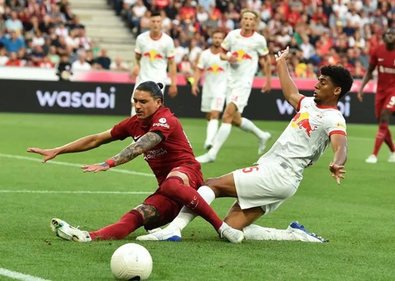 Darwin Nunez đã quá đơn độc trong 45 phút có mặt trên sân.