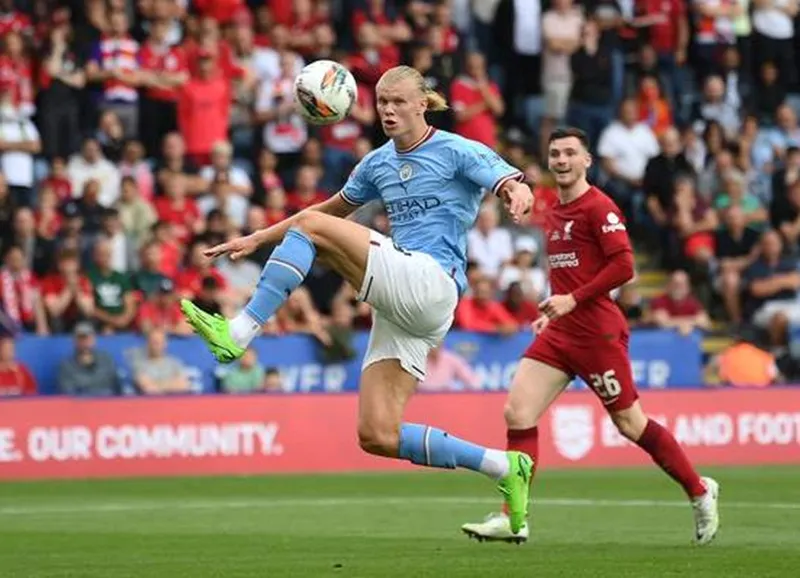 Erling Haaland và pha đệm bóng vọt xà từ cự ly 6 mét. Ảnh: Getty Images