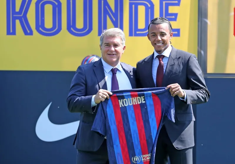 Chủ tịch Barcelona, Joan Laporta ra mắt tân binh mới nhất Jules Kounde.