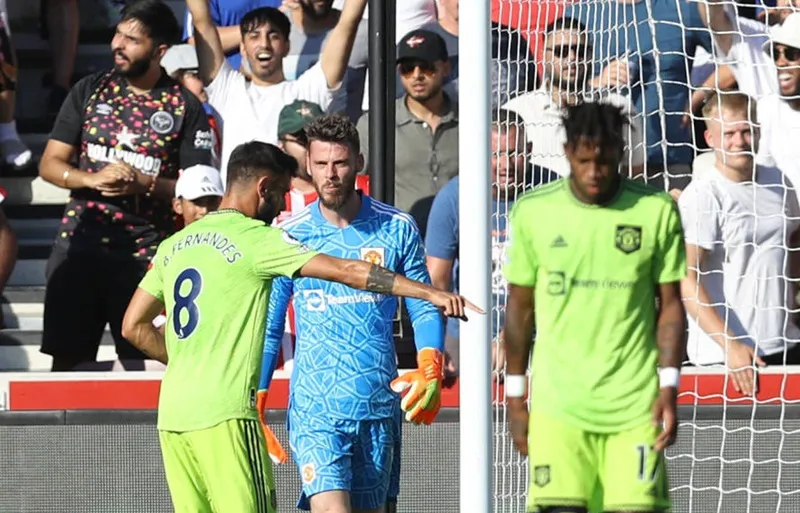 Quỷ đỏ tiếp tục tháng ngày tăm tối ảnh 2