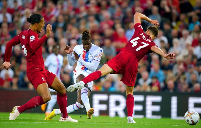 Liverpool chia điểm bởi Crystal Palace, kém ngôi đầu 4 điểm ảnh 1