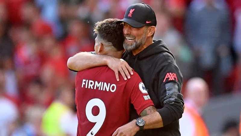 HLV Jurgen Klopp chia vui với người hùng Roberto Firmino. Ảnh: Getty Images