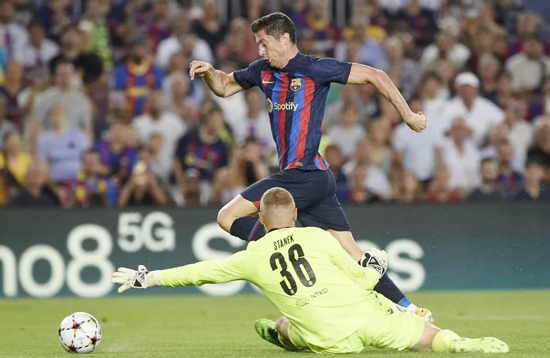 Robert Lewandowski ghi 3 bàn giúp đội bóng mới mở màn bằng chiến thắng lớn.