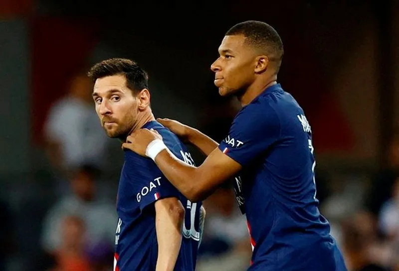 Lionel Messi chẳng vui gì khi phải chấp nhận làm “cái bóng” của Kylian Mbappe tại PSG.