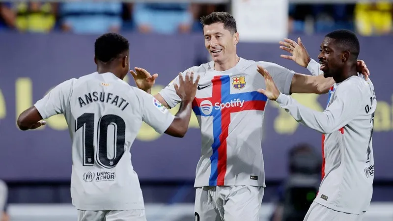 Robert Lewandowski tiếp tục phong độ ghi bàn sung mãn và Barca lại thắng lớn.