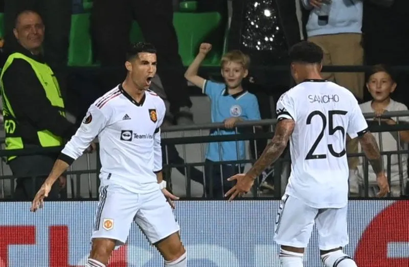 Cristiano Ronaldo phấn khích thực hiện pha ăn mừng quen thuộc.