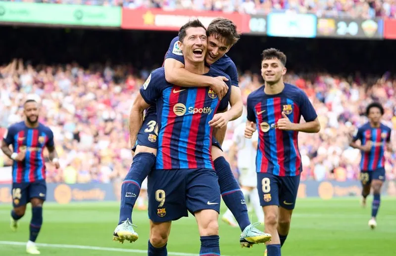 Robert Lewandowski tiếp tục ghi bàn giúp Barca chiến thắng.
