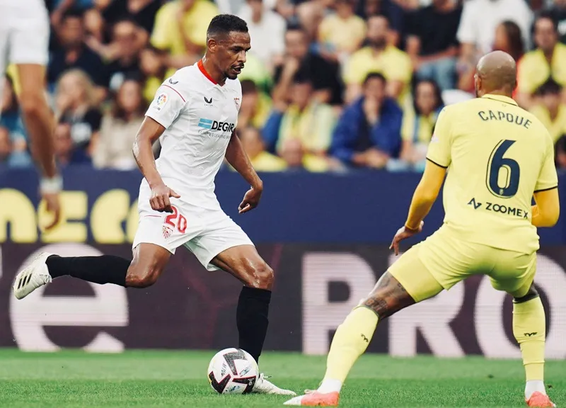 Sevilla (trái) tiếp tục sa sút khi hòa 1-1 trên sân của Villarreal.