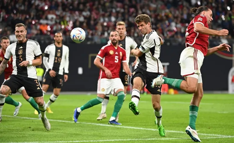 Khoảnh khắc siêu phàm của Adam Szalai.