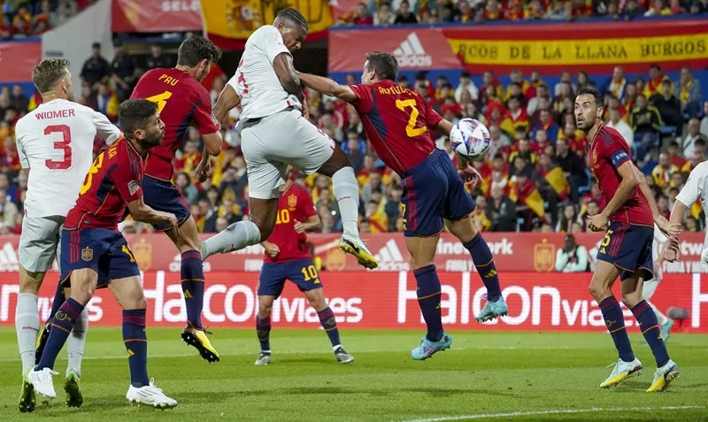 La Roja và nhiều vấn đề cần sớm giải quyết ảnh 1